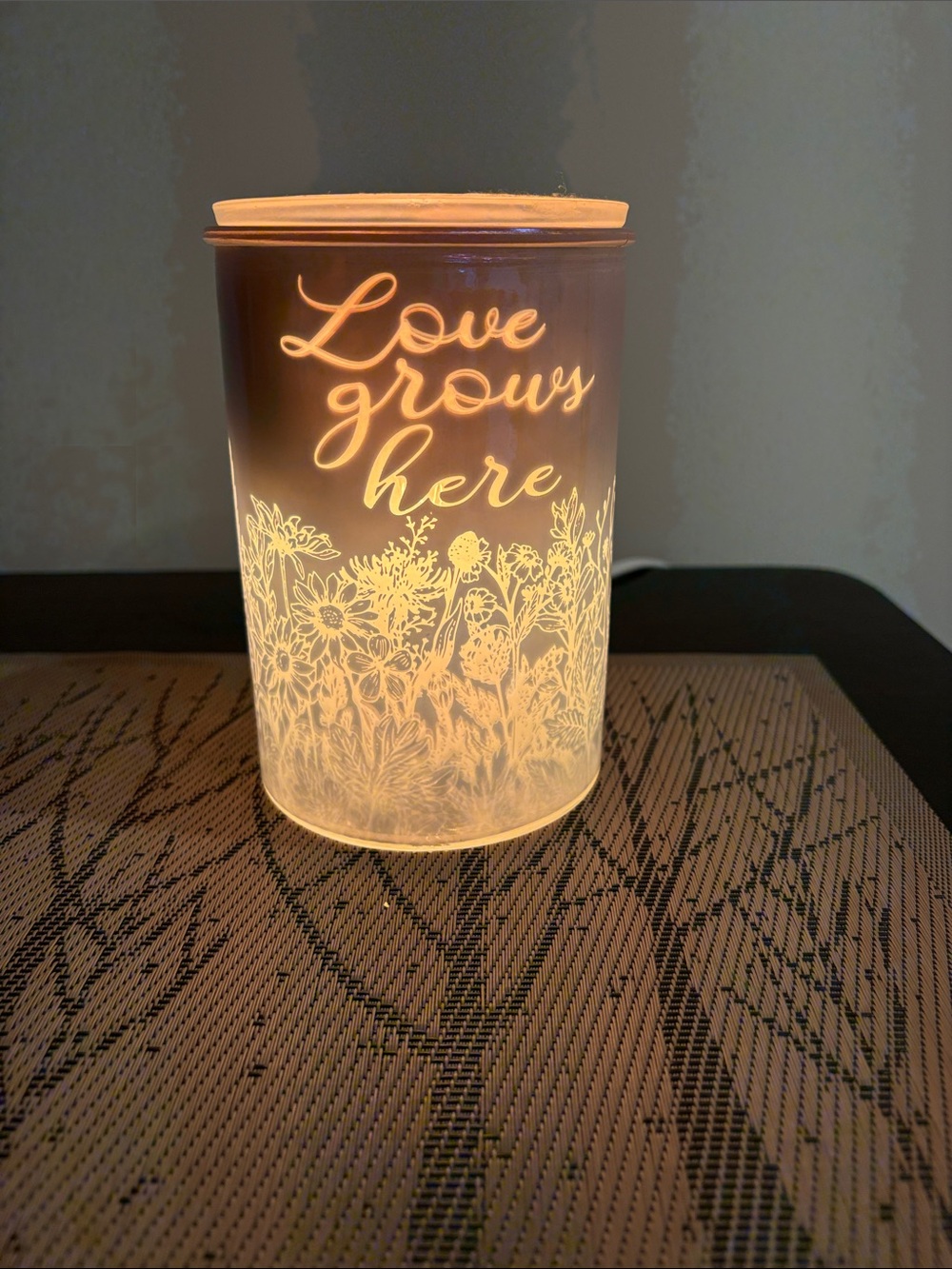 Scentsy “Love Grows Here “Floral Electric Wax Warmer - Cream/Gold Glow